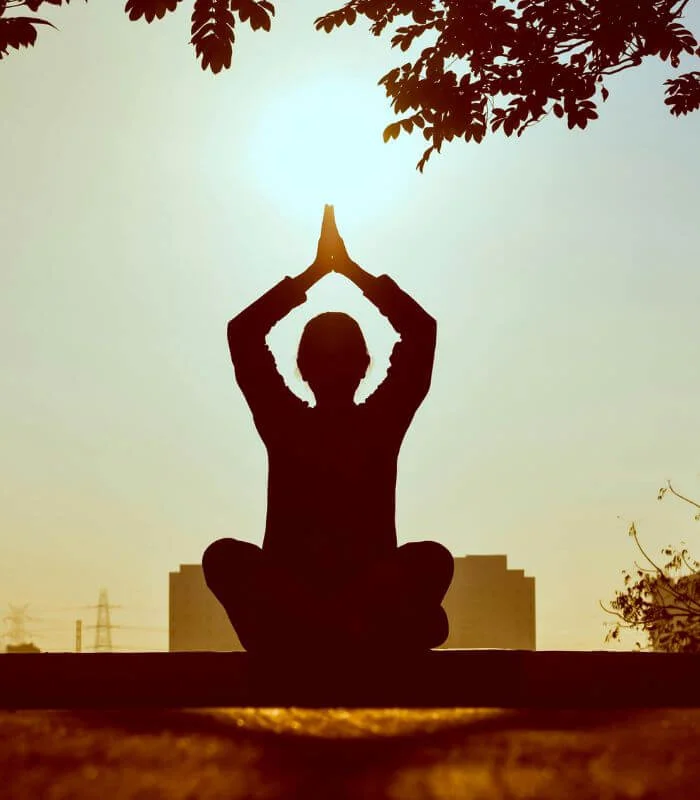 Femme qui médite, illustrant l’implication personnelle du patient en psychothérapie