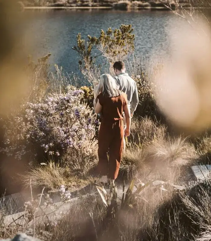 Deux personnes marchent côte à côte, illustrant une relation non directive entre une psychopraticienne et son patient