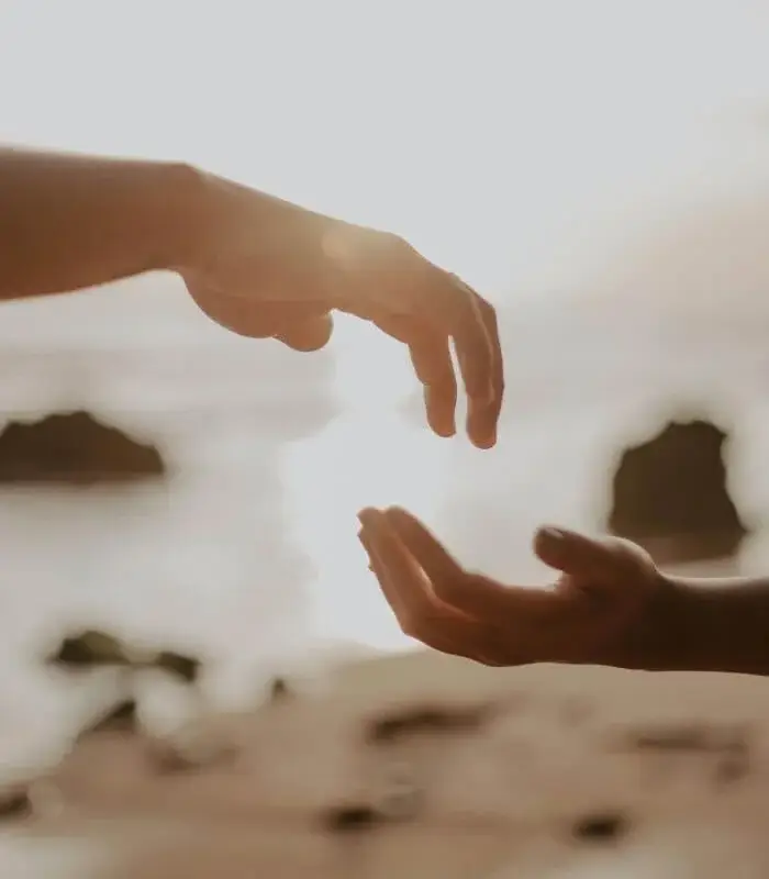 Deux mains qui se rejoignent, symbole de l’alliance thérapeutique