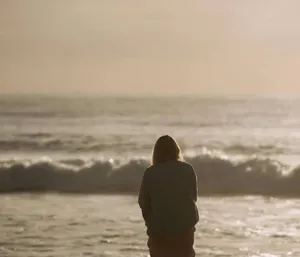 Une femme avance vers la mer et affronte ses angoisses existentielles
