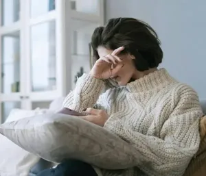 Femme qui pleure la mort d'un proche