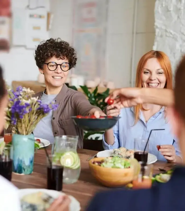 Amis qui partagent un repas, illustrant l’approche systémique en psychothérapie