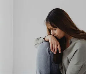 Femme assise, réfléchissant à ses peurs et à ses angoisses