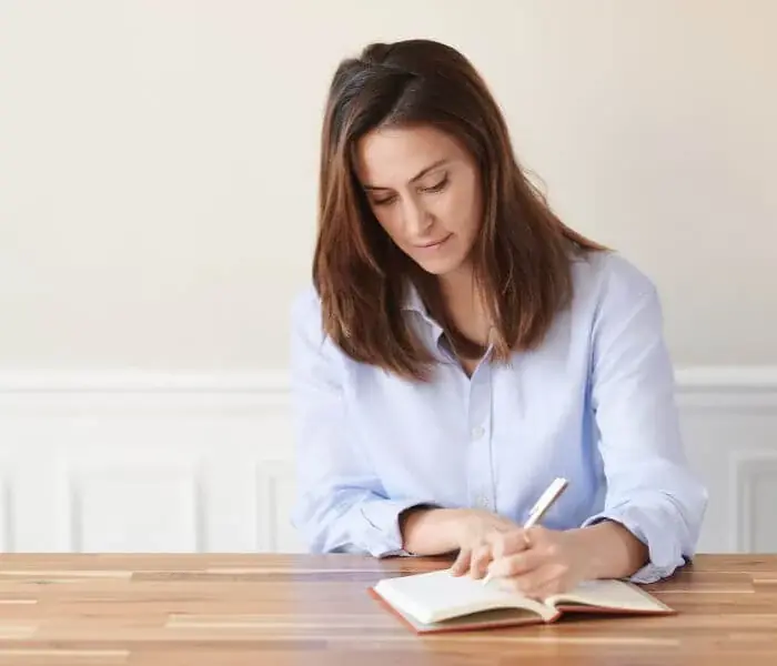 Photographie de Marie Baumier, psychopraticienne à Reims, en consultation
