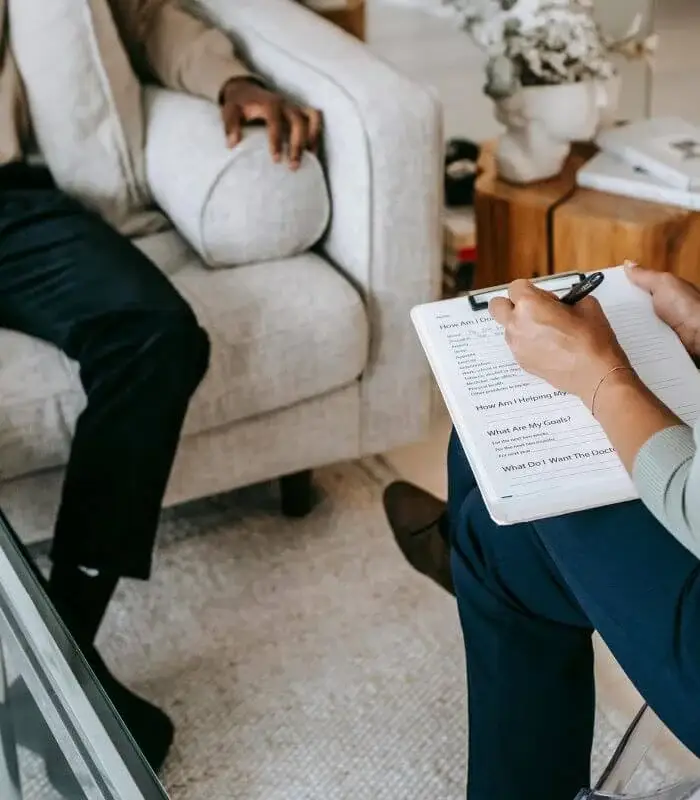 Patient en séance de psychothérapie, s’interrogeant sur l’utilité de voir un psychopraticien