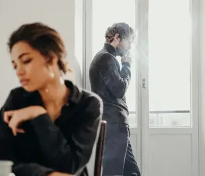 Couple en train de se séparer, illustrant une rupture douloureuse