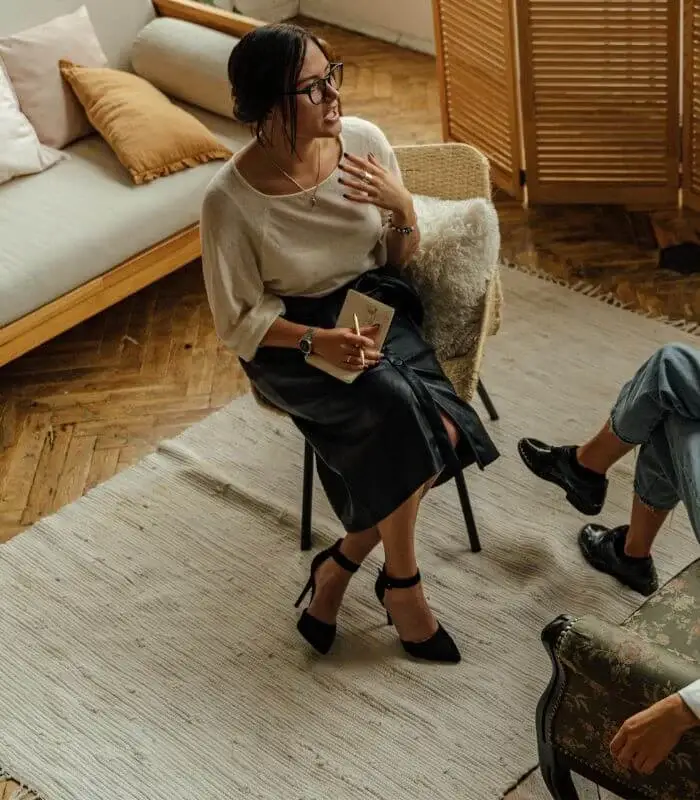 Psychopraticienne qui échange avec son patient lors d’une séance de psychothérapie intégrative