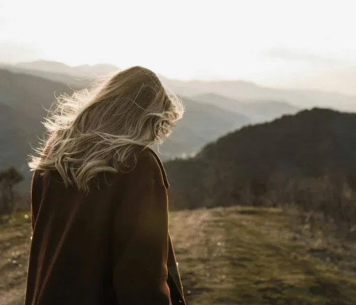 Femme qui marche dans la montagne, illustrant la durée d’une psychothérapie