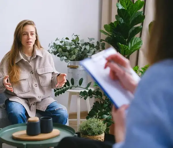 psychopraticienne qui dialogue avec son patient lors d'une consultation