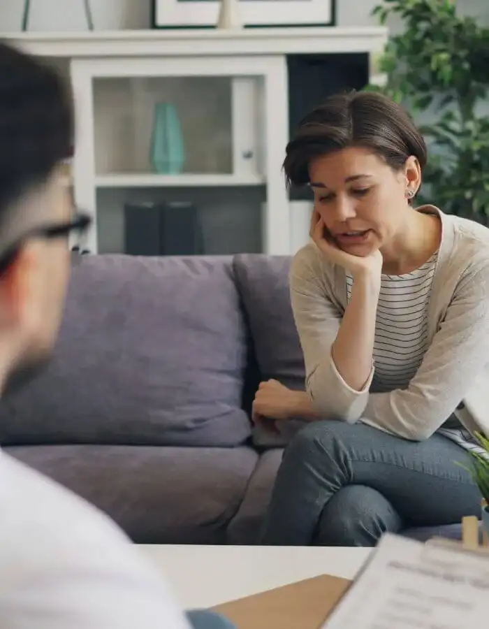 Femme qui échange avec son praticien en psychothérapie lors d’une séance d’accompagnement